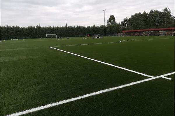 Rénovation terrain football synthétique - Sportinfrabouw NV